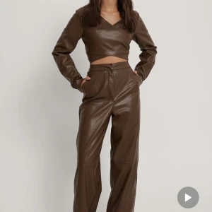 Set i pu - Pu-material (skinnimmitation)  Använd fåtal gånger, bra skick.  Säljs som ett set. 