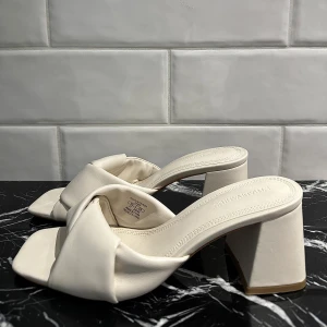 Klackskor - Jag säljer ett par fina oanvända klackskor, som tyvärr bara legat och tagit plats i rummet. Supersköna med en klackhöjd på 6,5cm<3 (Jag säljer en rosa klänning då jag har på mig dessa skor på första bilden, ifall ni vill se hur dom ser ut på) Nypris:350kr