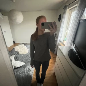 stickad vero moda tröja - Säljer min stickade vero moda tröja i storlek s💞i någon fin beige/brun färg, hittar inte på hemsidan! Sparsamt använd, så som i nyskick☺️frakt tillkommer
