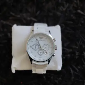 Hej jag säljer min Armani klocka. Jag vet inte om det är äkta. Jag fick den som priset helt ny plast är på. PRISET KAN DISKUTERAS!