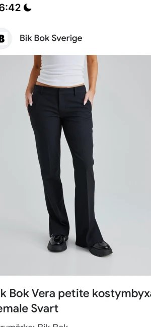 Lågmidjade kostymbyxor  - Säljer mina nästintill oanvända kostymbyxor från bikbok. Använder de nästan aldrig då de sitter lite för tajt i midjan på mig. Har vanligtvis stolek 36-38 i byxor, så de är väldigt små i storleken! Är 173 och de är gränsfall i längden på mig! 💘💘