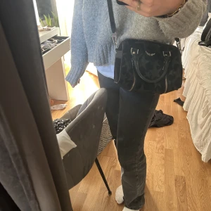 Zadig väska  - Säljer nu min snygga Zadig väska👸🏼den är sparsamt använd och är i mycket fint skick! 