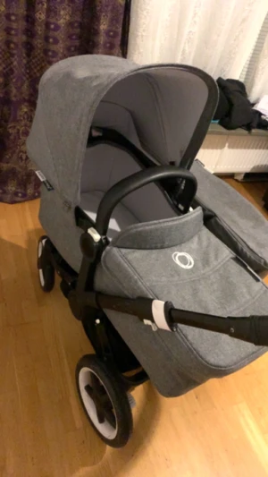 Barnvagn  - Bugaboo donkey 2 är en super fin och lätt att köra alla väder vagn. Den är lätt att fälla ihop och klä på/av för tvätt. Jag har knappt använd liggdelen på två månader. Vagnen är i mycket bra skick. Ingår i priset- sittdel, liggdel, korg samt regnskydd. 