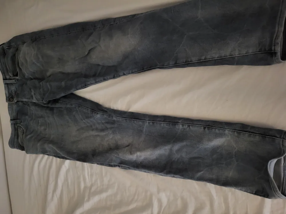 Ett par snygga Herrjeans ifrån G-star. Jeansen är hela och inga missfärgningar förekommer förutom Gstar tagen på baksidan som håller på att lossna. Jeansen är I storleken: W 33 L 32. Jeans & Byxor.