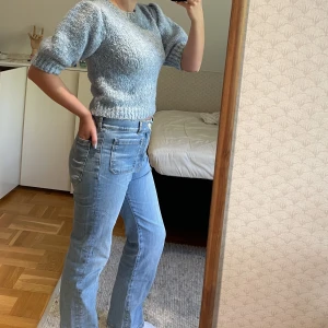 Blå stickad tröja - Superfin stickad tröja i ljusblå med inslag av vitt (se bild 3). Tröjan är sparsamt använd och i väldigt fint skick. Fina puffiga axlar och armbågslånga ärmar💞Nypris ca 400 kr. Skicka för fler bilder!