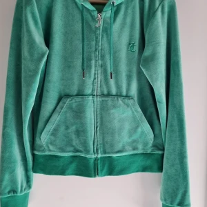 JUICY COUTURERobertson Velour Hoodie - Grön - Sparsamt använd JUICY COUTURE "Robertson" Velour Hoodie i färgen grön. Strl M. Inga defekter. Köparen står för frakten.