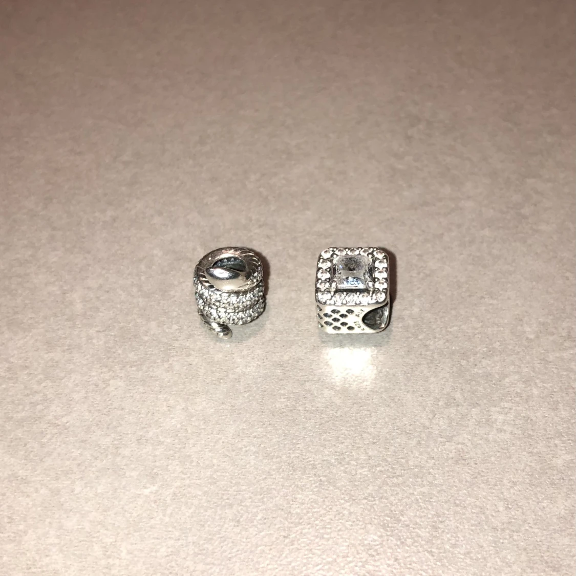 Pandora Silverarmband + två berlocker  - 91