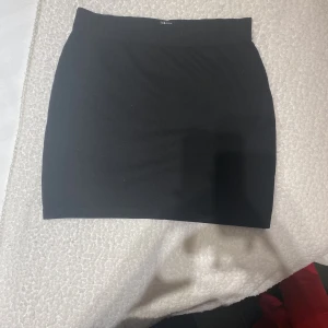 Minikjol - En svart minikjol från JC, säljs inte mer, är i en strl M men sitter mer som en S, köpare står för frakt 