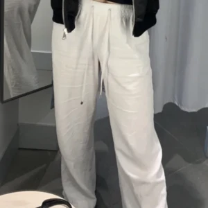 Linnebyxor S - Säljer dessa linnebyxor köpta på zalando! Fint skick och sitter bra på mig som är 170❤️ frakt ingår inte