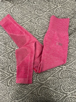 ICIW tights - Säljer dessa perfekta träningstights då dem inte passar o kommer t användning längre. Fint skick då dem är använda max 5 ggr Säljer matchande sporttopp så går att köpa tillsammans och priset går att diskutera. Använd gärna köp nu💕