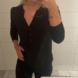 Svart blus  - Fin svart blus med halvlånga armar och knappar på framsidan💞