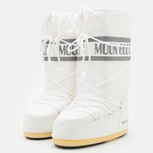 moon boots - ett par vita långa moon boots. använda några gånger förra vintern, toppen är lite missfärgad men inget som syns direkt. skickar bild privat :) köpta för ca 2300 kr.