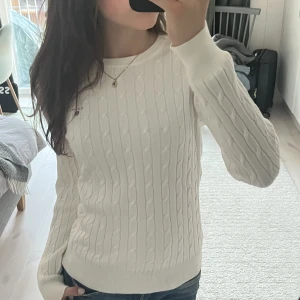 Vit Gant tröja  - Säljer denna trendiga och snygga gant tröjan❤️ Säljer den då den inte kommer till användning❤️ Den är i väldigt bra kvalite och äkta❤️