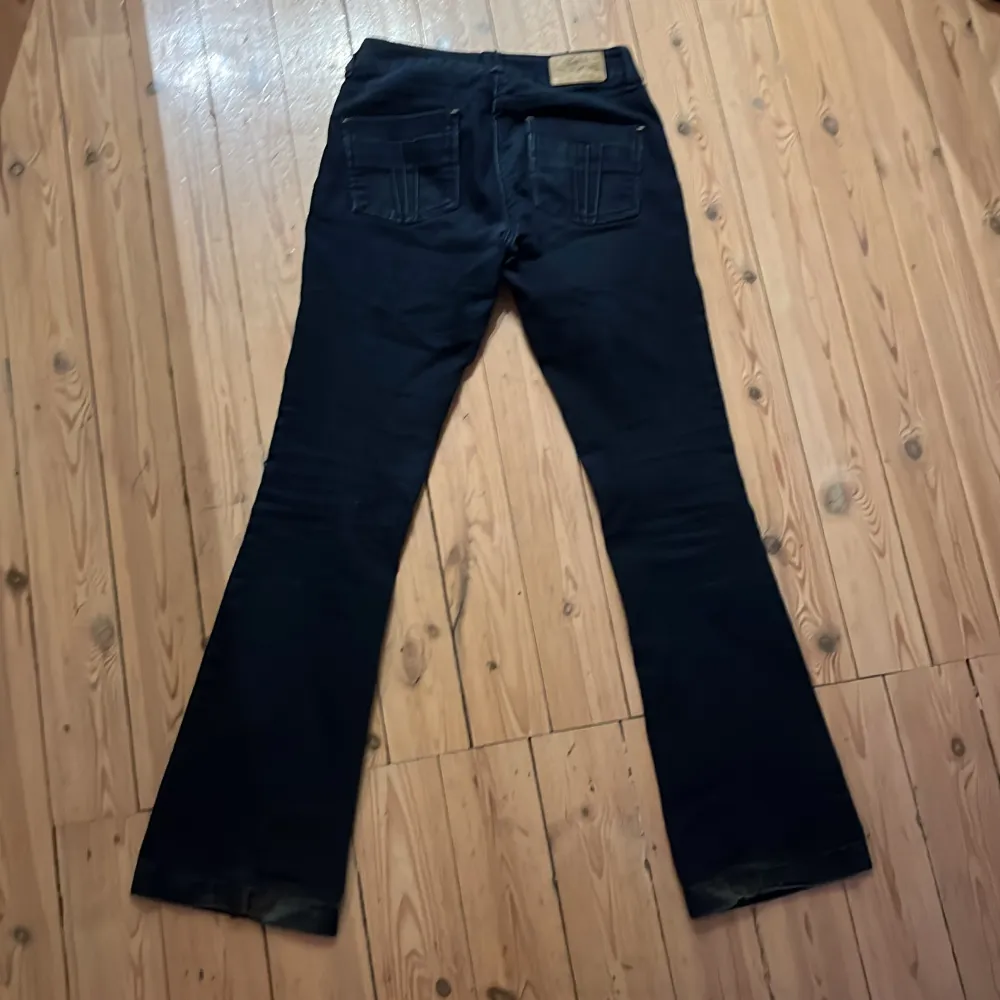 Jättesnygga low waist jeans i mörkblå. Säljer dessa då jag har ett par liknande och inte använder dessa lika mycket nu. Dom är lite långa på mig som är 165.😊❤️. Jeans & Byxor.