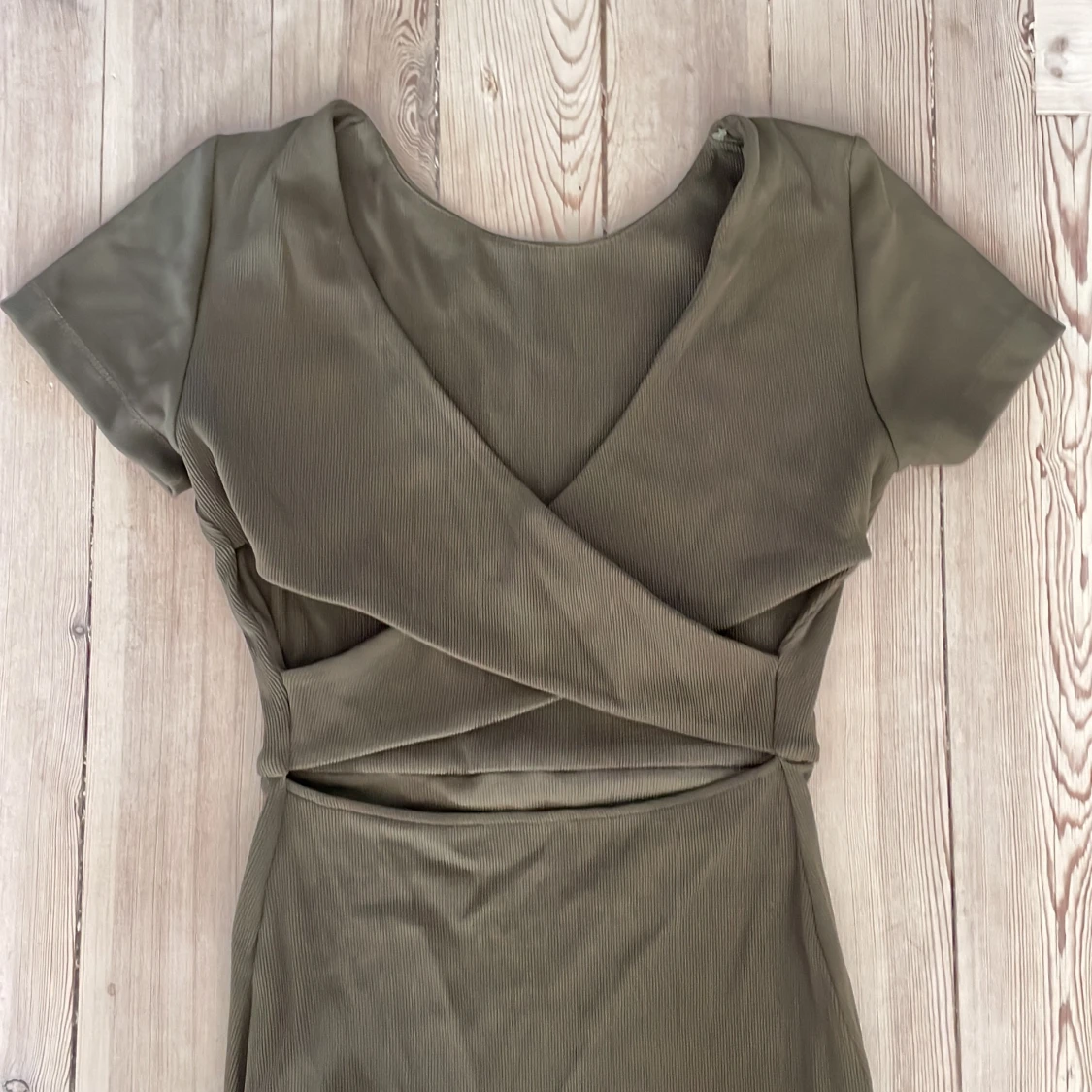 Mörkgrön klänning med detalj i ryggen  - 91