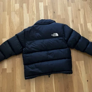 North Face jacka - Superskön svart jacka från North Face som är använd två säsonger. Väldigt bra skick bortsett från lagat hål (se bild), inget som stör dess funktion! Jackan är dammodell i storlek L, men passar både M eller L bra.
