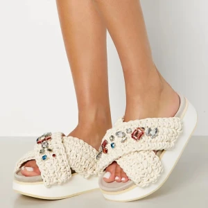 Inuikii tofflor - Säljer nu mina älskade Inuikii tofflor med hög sula i storlek 36!! Endast använda ett fåtal gånger. Ordinariepris 2 400 (Skriv privat för bilder vid intresse)💞