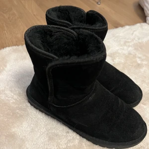 UGGS - Supersköna fake Uggs i storlek 40. De är använda men i fint skick. Pris kan diskuteras 