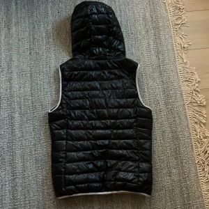 Höst väst  - Tja säljer denna snygga och glansiga väst perfekt inför hösten, skick 9/10, mitt pris 199. Skriv vid minsta lilla