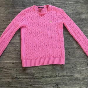 Rosa Ralph Lauren tröja - Säljer fina rosa Ralph lauren tröja i stolek M, passar bra på mig som är 164💓  Pris: 350kr