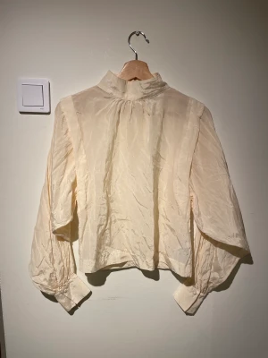 Beige blus - Fantastiskt fin créme-färgad blus från Gina strl 34. Fint skick och mjukt, lättare transparent material.
