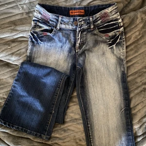 Superfina jeans  - Jättefina bootcut lågmidjade jeans! Superbra skick. Långa på mig som är runt 158, strlk M.  Midjemått: ca 74 Innerbenslängd: ca 84