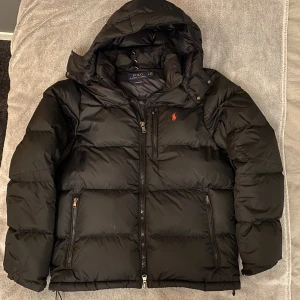 Ralph Lauren Jacka - Polo Ralph Lauren vinterjacka. Skick 8/10, liten skada vid armen annars som ny. Normal passform.