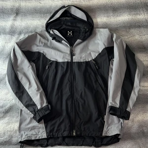 Haglöfs Jacka - Jackan är i bra skick men loggan på bröstet är lite skadad. 