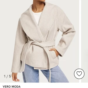 Vero Moda kappa - Säljer denna oanvända korta biega kappan från vero moda. Lappar sitter kvar