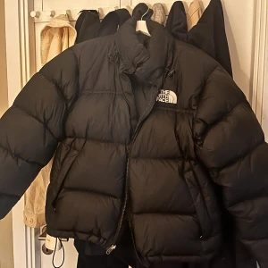 The North Face  - Säljer nu min North face jacka för vill byta ut den till någonting annat. Väldigt fint skick, endast använd en vintersäsong. Passar bra nu till hösten,vintern. Hör av dig om du har några frågor. Pris kan diskuteras  :)