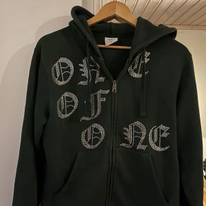 One of One Zip Hoodie - Säljer denna riktigt fina limited edition rhinestone hoodien då den inte kommit till så mycket användning. Hoodien är i bra skick, alla rhinestnes är på plats osv. Pris kan diskuteras!