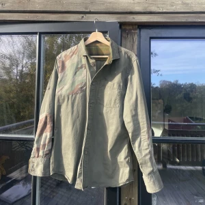 Unik vintage skjorta - Väldigt unik vintage skjorta med snygga mönster.  Köpt på grailed. Cond: 8/10 vintage men inga flaws Storlek: M  För fler frågor skicka pm! Mvh, Max.