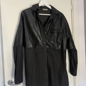 Nelly x Bianca skjorta - Fin skjorta från Nelly x Bianca! Skjortan är i fint skick!  Storleken är 34, men oversized, har passat mig som normalt är stl.36/38!