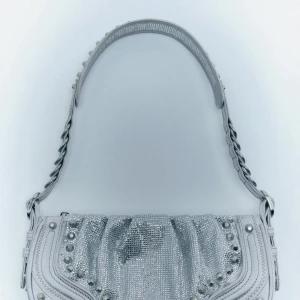 Zara väska - Mycket fin glittrig zara väska, ej använd men lappen är avtagen. 