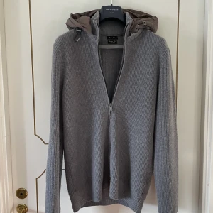 Massimo Dutti Cardigan/Jacka  - Säljer min stickade cardigan jacka från Massimo Dutti då den inte passar längre. Plagget är varm och funkar både som tröja och jacka, den är i fint skick.   Löstagbar luva.   Hör av er om ni har några frågor. 