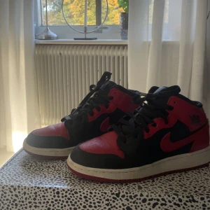 Jordan 1 - Säljer ett par Jordan 1 mid ”banned”! Dem är i superskick och sparsamt använda. Inga defekter! Storlek 37! Nypris ligger runt 2000kr! Priset kan diskuteras💕