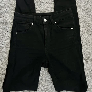 Jeans bikbok - Svarta stretchiga jeans från bikbok. Färgen är välbehållen och inte uttvättad🖤