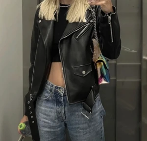 Snygg skinnjacka  - Snygg skinnjacka, varm och bra. Super bra skick knappt använd. 💞