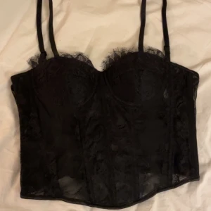 Svart korsett - Aldrig använd så nyskick, sitter jättefint och man kan välja själv hur tajt man vill att den ska sitta när de är snören baktill 💕