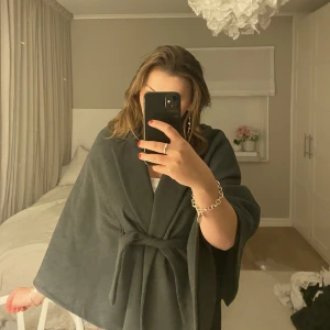 Kappa / poncho  - Säljer min poncho köpt i rom i grått