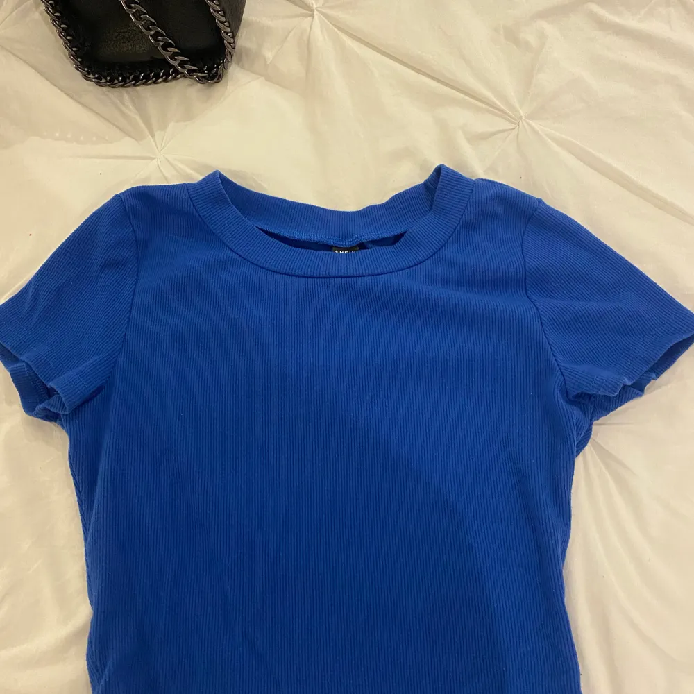 Fin blå topp på shein, köpt ganska billig ungefär 60 spånn, säljer för 20kr, storlek S, inga skador ele fläckar 🦋. T-shirts.