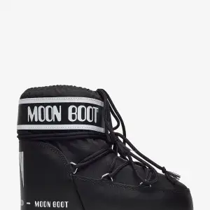 Säljer mina svarta moon boots i strl 36/38. Använda en vinter men inte slitna och i bra skick. Skriv om intresserade eller fler bilder.