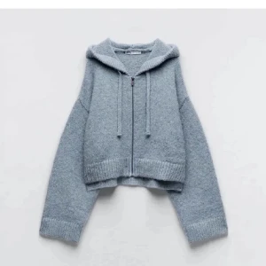 Stickad hoodie - Stickad mysig hoodie från Zara med vida ärmar. Perfekt nu till hösten. Lite kortare i modellen, inga defekter alls! Storleken är M/L står det men passar perfekt på mig som vanligtvis har M i tröjor etc