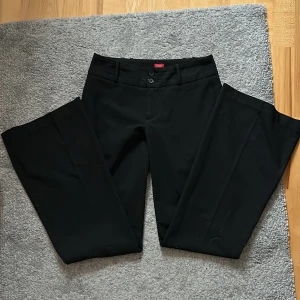 Lågmidjade kostymbyxor - Säljer dessa skitsnygga lågmidjade kostymbyxor då de tyvärr var för små för mig i midjan. Bra i längd för mig som är 172. (Köpta på sellpy men skulle säga att de är nästan nyskick, jag har endast testat)