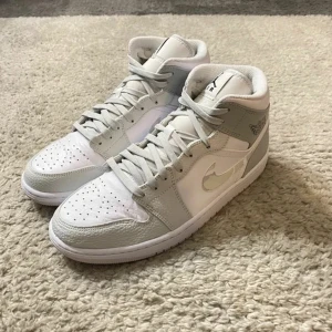 Jordan 1 Mid Grey camo - Storlek 42,5, fint skick, finns kvitto