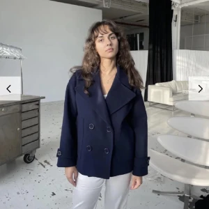 design by si kappa - Säljer min marinblå kappa ifrån design by si. Köpte den för 850kr men säljer för 700 istället. Änvänd två gånger. Inga skador eller så. Kontakta mig privat för fler bilder gärna☺️