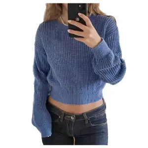 Blå stickadtröja 💙Jag säljer fler stickade tröjor, kolla gärna in min profil 💖(bland annat tröja samma i rosa)