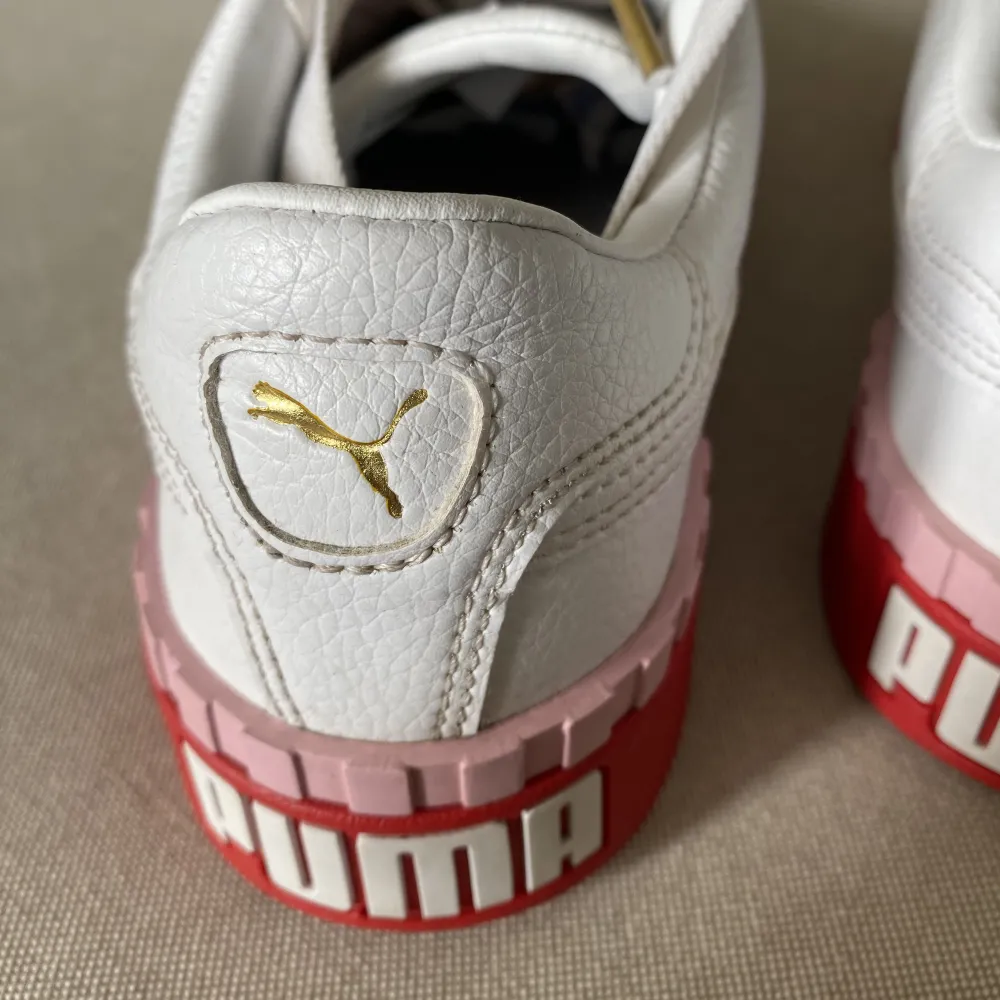 Vintage Puma sneakers. Rosa och röda med detaljer i guld. Små i storleken  Bra skick . Skor.