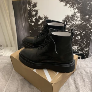 Läder Boots - Chunky Boots köpa på Zara, helt oanvända, storlek 43. Äkta Läder. 