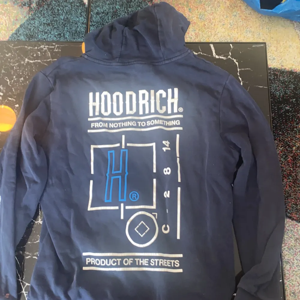 Hej! Jag säljer min nya Hoodrich dress för att spara till ett ps5. Hoodien är aldrig använd och byxorna är använda 1 gång men bra skick annars, båda plaggen är slutsålda på hemsidan. Pris kan diskuteras . Hoodies.
